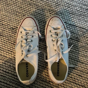 Converse - Superfina låga vita Converse i strl 41, knappt använda💌