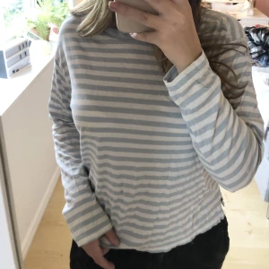 Randig tröja storlek xs - Långärmad tröja från Monki i storlek xs.