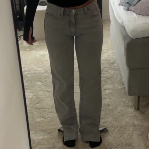 Ginatricot jeans - Raka gråa mid-rise jeans från Ginatricot med slits,  stl 34