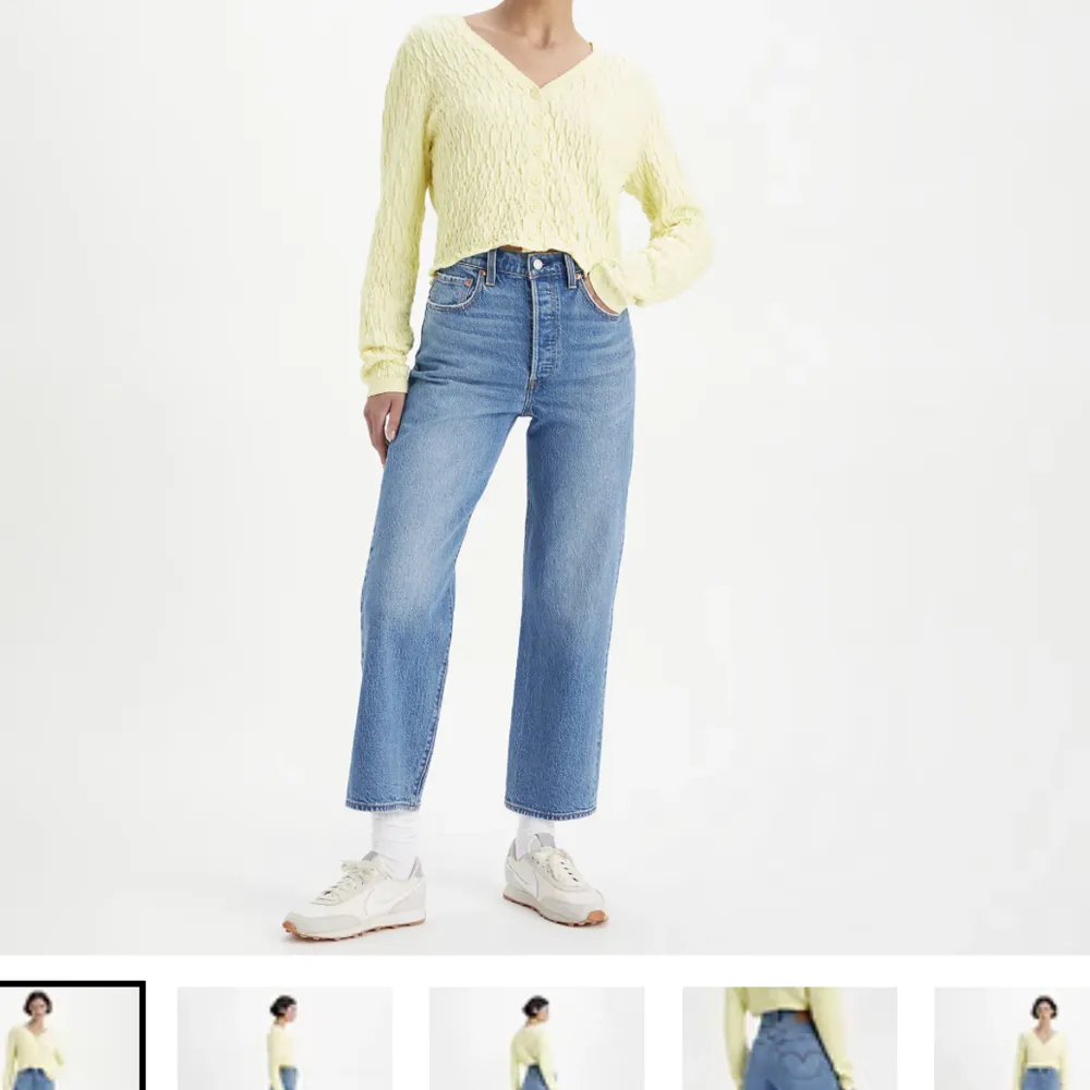 High-waist jeans från Levis! Jättebra skick, säljer för att dom blivit försmå tyvärr :( storlek 36/34! (Storlek 26)  Dom är ej ankelbyxor på mig, utan dom var fullt långa & jag är 160 ungefär! Använda fåtal gånger. Nypris 1300kr . Jeans & Byxor.