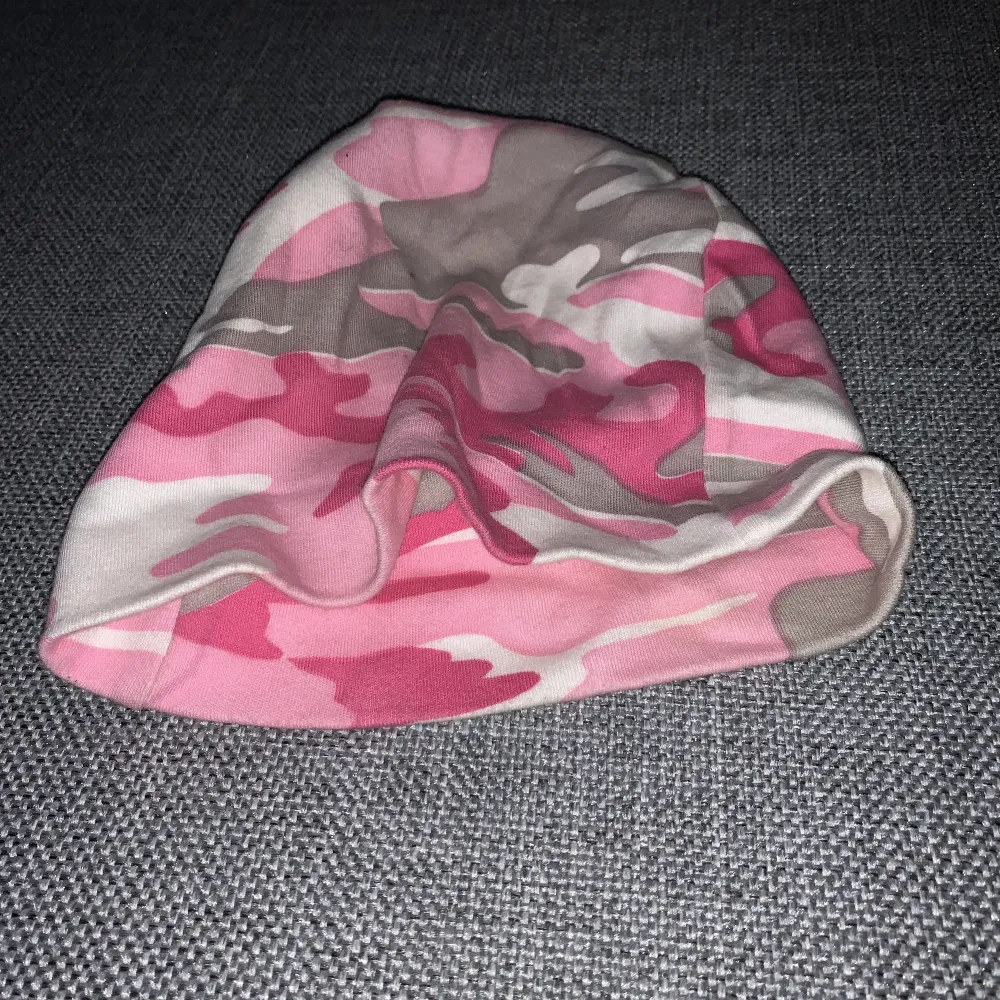 Mössa barn rosa Kamouflage  Supermjukt tyg väldigt stretchig (Tips! Köp med bundle för att spara på den frakten🔥! In och fynda fler plagg i flödet👑😉). Övrigt.