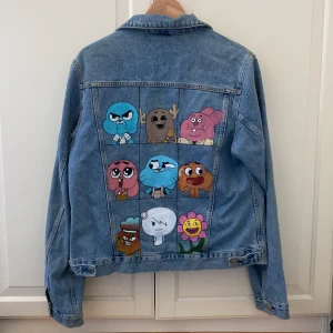 Jeansjacka - Gumballs fantastiska värld - Unik jeansjacka från Bikbok i storlek M. Handmålat motiv från Gumballs fantastiska värld (The Amazing World of Gumball) på baksidan🤩  Kan skicka alt så finns den å hämta i Kungsbacka.