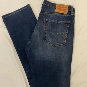 Levis 514 - Levis 514 jeans i NYSKICK. Inga tecken på slitage, inga fläckar. 10/10 skick. Storlek 33/32