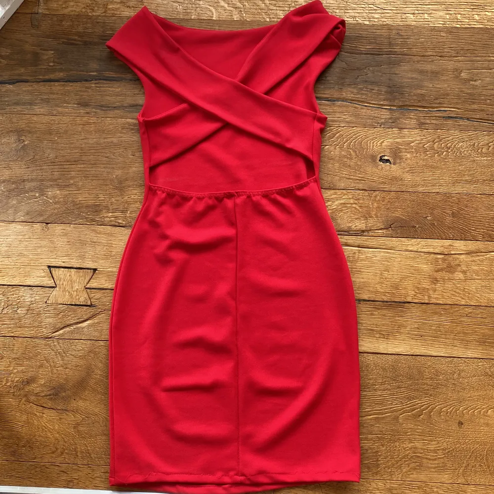 Röd ryg klänning med korsad rygg och tjockt material, mycket stretchig och bekväm . Klänningar.