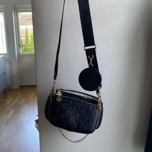 Silvio Tossi Axelremsväska  - Axelremsväska i äkta skinn från Silvio Tossi. Sparsamt använd men finns en fläck invändigt på tyget. 