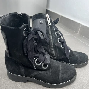 Zadig & Voltaire boots - Använda men i fint skick, Stl 37. På bilderna ser de ljusare ut men de är svarta. Köpta i Zadig butiken i Stockholm. Nypris 4000 kr