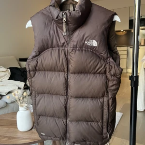 Väst - Väst från the North face. Jättesnygg brun färg och knappt använd. Köpt från en annan här på Plick men kommer tyvärr inte till användning här. Super fint skick 💞 köparen står för frakt 