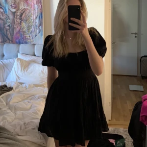 Svart klänning  - Svart klänning med öppen rygg, jättesöt men för kort på mig! Aldrig använd 