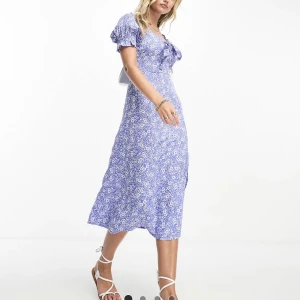 Sommarklänning - Helt oanvänd, lapp kvar! Väldigt fin blommig klänning som tyvärr var för liten för mig över bröstet!