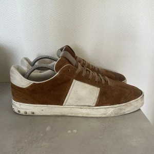 Valentino Flycrew  - Valentino flycrew i färgen brun, 2 nitar har tyvärr lostnat och de är lite slitna men har mer att ge!