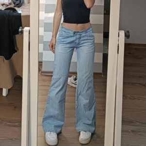 Ljusa lågmidjade vintagejeans - Storlek M på taggen. 100% bomull Lågmidjade, utsvängda. Midjemått: 80 cm Innebenslängden: 83 cm