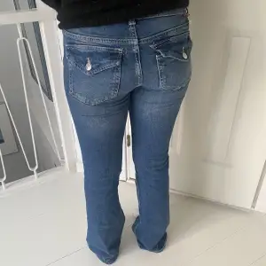 Y2K bootcut jeans med snygga fickor. Stolek S/36 