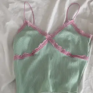 Säljer detta grön /rosa linnet då de inte är min stil längre och kommer därför inte till användning 