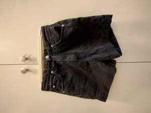 Jeans shorts  - Shorts från Hm köpa för ett tag sedan. Så fina, säljer för att dom är för små. Är lösare i modellen lite som mom shorts. Svarta och inte så korta. Inga tecken av användning.