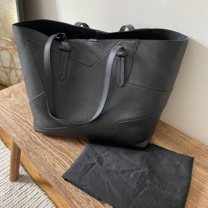 Kendall and Kylie väska  - Väska från märker Kendall and Kylie med medföljande clutch. Mycket bra skick. 