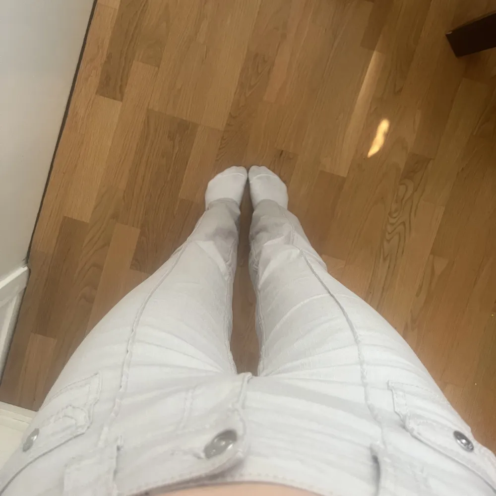 Säljer mina as snygga H&M jeans som jag har märkt är ganska populära! Använda ungefär 2-3ggr. Högre pris pga att de är slutsålda helt! Köparen står för frakten 💘. Jeans & Byxor.