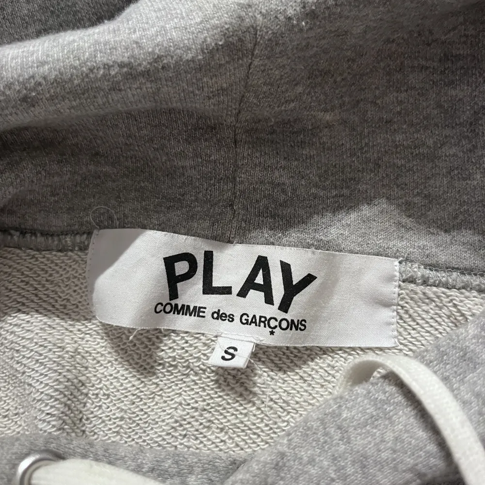 Hej, säljer nu min tvärfeta CdG play hoodie i storlek S. Säljer pga att den är lite för liten för mig!. Hoodies.