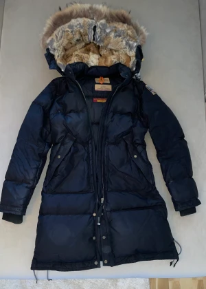 PARAJUMPER LONGBEAR - Parajumper jacka, stl. 32 (XS) Slim fit Dam. Modell: Longber  Äkta Parajumper.   Inköpt på Johnells.  Kontakta mig om ni har några frågor.   