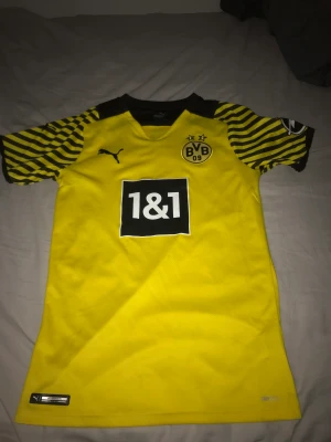 Bvb fotbollströja  - Säljer min gula bvb fotbollströja som är äkta och är aldrig använd. Den är storlek xs men passar s. Äktehetsbevis finns. 