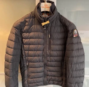 Parajumpers jacka - Skit skön jacka bra kvalite håller hur länge som helst men är för står för mig så måste sälja 