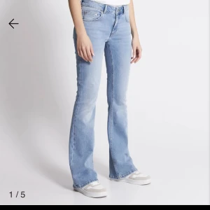Jeans, low boot - Säljer ett par lågmidjade jeans från lager 157 ”jeans low boot”. Storlek XS men är som XS-S. Endast använda en gång. Nypris 400kr, jag säljer för 190kr💕💕