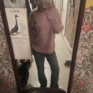 Lågmidjade Levis jeans - Ett par så himla snygga vintage Levis jeans. De är lågmidjade och bootcut. Kommer tyvärr inte till användning😓🤗Jag är 160cm! 