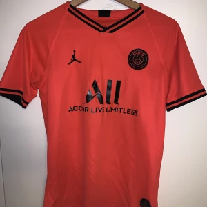 PSG tröja  - Säljer PSG tröja från 2020/2021 säsongen. Det är storlek XL (158-170). Vid eventuella frågor är det bara att höra av sig! 