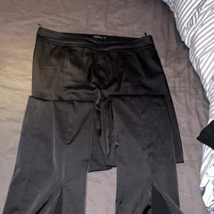 Svarta ”silkes” byxor jag använt några få gånger. Jag säljer dem då de sällan kommer till användning längre. 