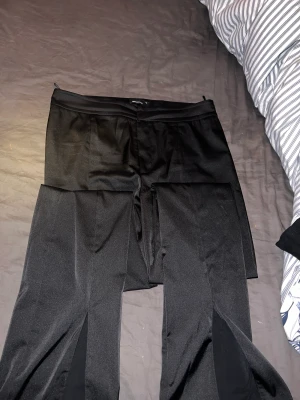 Byxor - Svarta ”silkes” byxor jag använt några få gånger. Jag säljer dem då de sällan kommer till användning längre. 