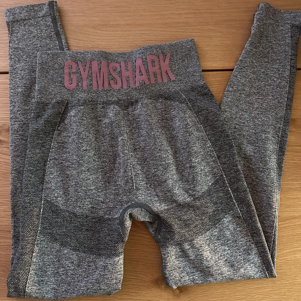 Gråa seamless tights från Gymshark i modellen ”flex” 🦈💕  Storlek S. . Jeans & Byxor.