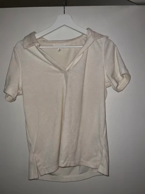 Frotté T-shirt  - Använd en gång därav jag säljer den. 