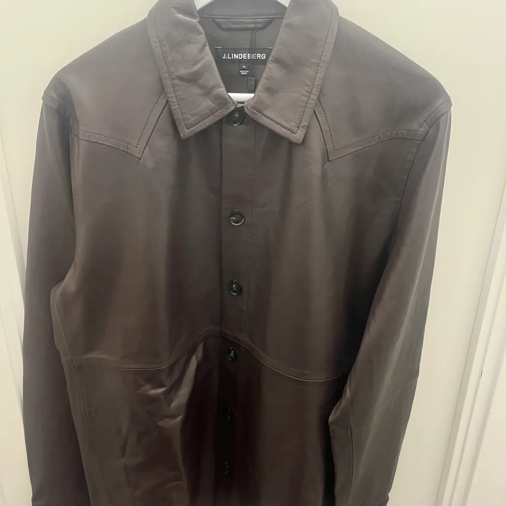 En JL overshirt aldrig använd i 100% lammläder just nu på jlindebergs hemsida för 5600 sek, prislappen är dkk.. Jackor.