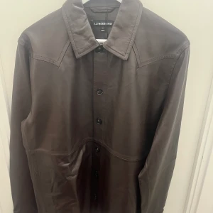 Jlindeberg overshirt  - En JL overshirt aldrig använd i 100% lammläder just nu på jlindebergs hemsida för 5600 sek, prislappen är dkk.