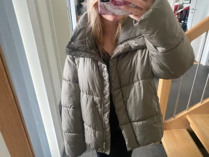 Grön dunjacka H&M! - Storlek XS! Superskick 🥰 säljer även i L i en annan annons, båda finns kvar i nuläget ☺️💖