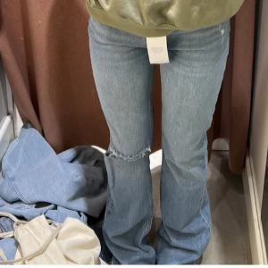 Gina Jeans - Jättefina ljusblå midwaist flare jeans från Gina 💓 Bra skick 💕Lite långa på mig som är ca 160 💗Kolla gärna in dom andra jeansen jag säljer 🩷