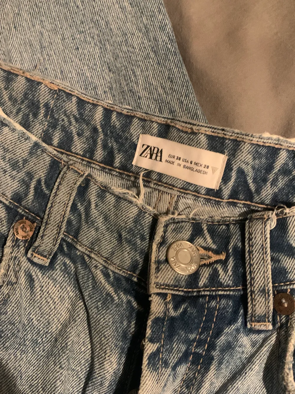Mid waits jeans från zara. Storlek 38 väldigt fika och populära . Jeans & Byxor.