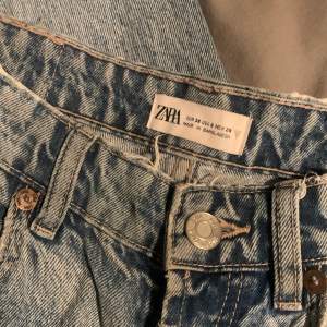 Mid waits jeans från zara. Storlek 38 väldigt fika och populära 