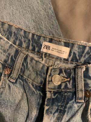 Mid waits jeans från zara. Storlek 38 väldigt fika och populära 