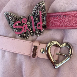 Bälten💞 - Älskar dessa! Får ba ingen användning av de då jag har andra🧚🏻‍♀️defekter är det som är inringat i kollagen❤️😊  Båda kostar 125 styck🫶 MÅTT: Fjärlilbältet: SÅLT❤️ Hjärtabältet: 110cm