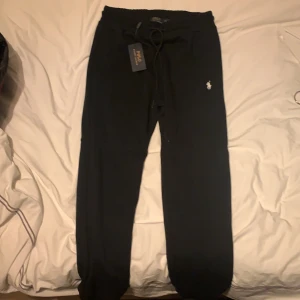 Ralph lauren byxor - Bra skick! Oanvända eftersom de inte passade mig. De är storlek M men passar som S. Nypris 1200