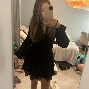 Klänning  -  jag säljer min byxdress / klänning från New Yorker för det har inte kommit till andvänning i stolken 36 men passar även 34 skulle jag säga💕🥰