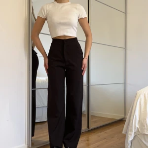 Svarta högmidjade kostymbyxor - Svarta kostymbyxor med hög midja💗 Lång ben🥰.