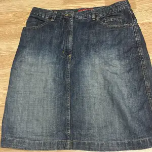 skit snygg jeans kjol och säljer för att den inte kommit till användning.