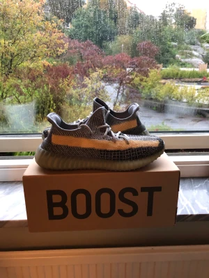 YEEZY 350 ASH BLUE - In princip helt nya yeezy 350 blue✨ Digitalt kvitto från GOAT 🧾Och orginal box📦 Kom dm för mer bilder eller frågor😘