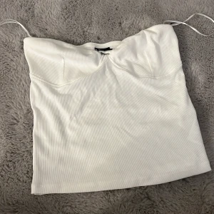 Vit no shoulder straps tröja - Köpt på Gina aldrig används bara testat o sedan stått i min garderob vet inte riktigt vad ny priset är men säkert runt 150-200 