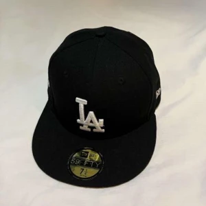 Fitted LA keps  - Helt ny new era keps. It så mycket att säga. Pris kan diskuteras privat.