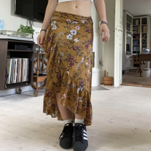 Kjol  - Jättefin flowy midikjol! Jag är 160 cm lång, hör av dig ifall du har fler frågor🫶