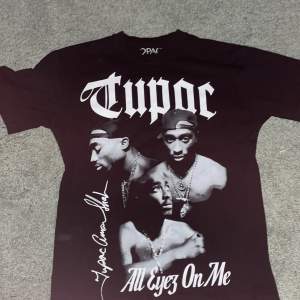 Tupac graphic shirt säljes i mycket bra skick!