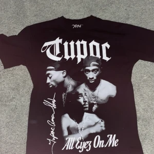 Tupac grapchic shirt! - Tupac graphic shirt säljes i mycket bra skick!