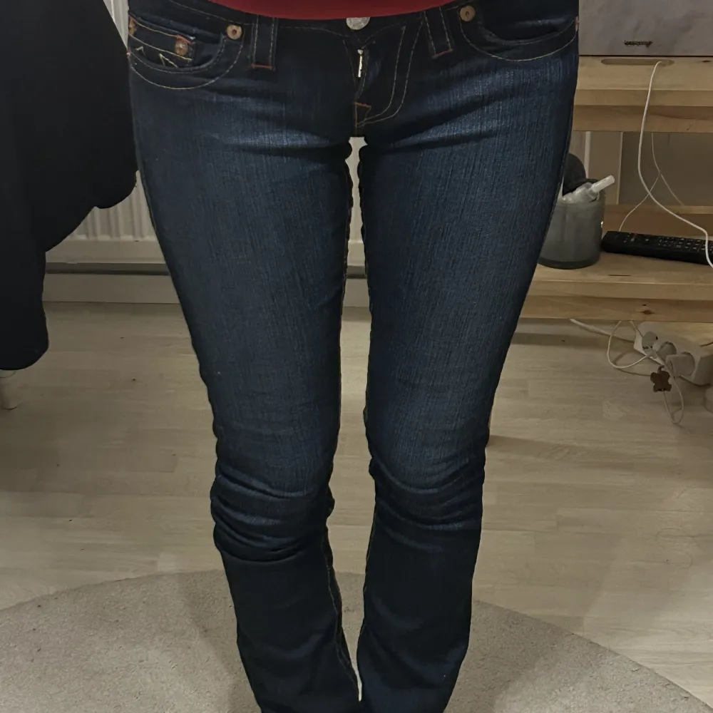 true religion jeans! W24 och skulle chansa på L32. är 167 och har xs/s💞 dom är lite små på mig. Jeans & Byxor.
